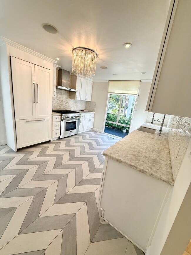 Building Photo - 936 Chantilly Rd