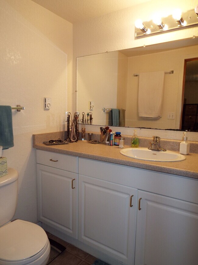 Building Photo - Spacious 1BR w/ Off-Street Parking | Quiet 4-Unit Building + Pet Friendly