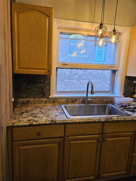 Building Photo - 6040 N Avondale Ave