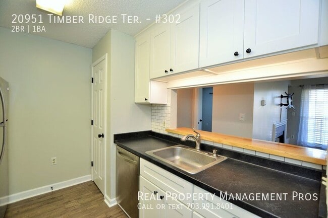 Building Photo - Updated 2 Bedroom Condo In Ashburn Farm Fo...