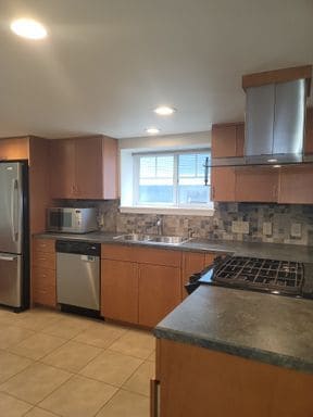 Building Photo - Spacious 2 Bedroom/ 1 bath lower unit in D...