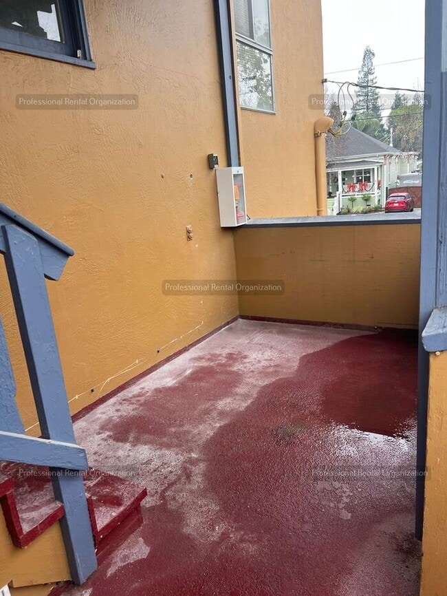 Building Photo - Experience the charm of Napa, CA living in this one-bedroom, one-bathroom apartment. Available now!!