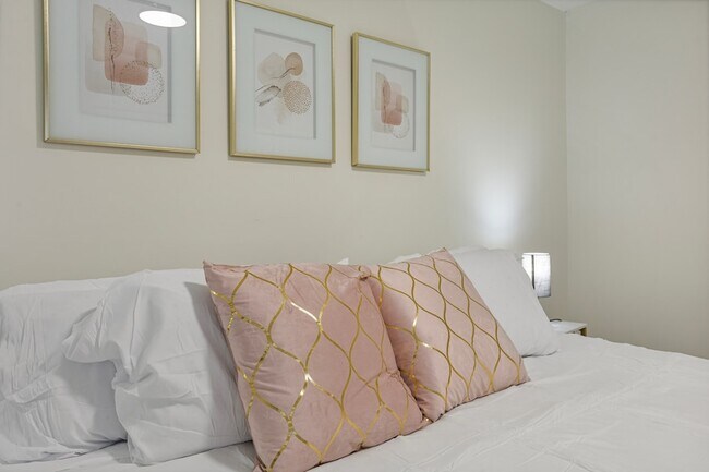 Building Photo - 366 N Hemlock Ave