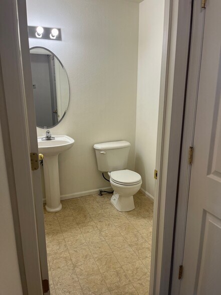 Main level bathroom - 2621 Rigden Pky