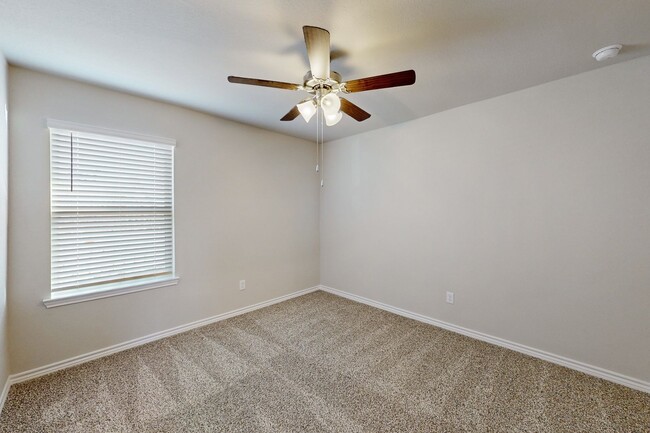 Building Photo - 3 Bedroom 2 bath with Home Office and 2 ca...