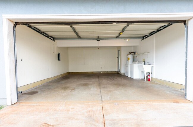 Building Photo - Island Living in the Heart of Ewa Beach - Alii Cove (3Bed/2Bath)