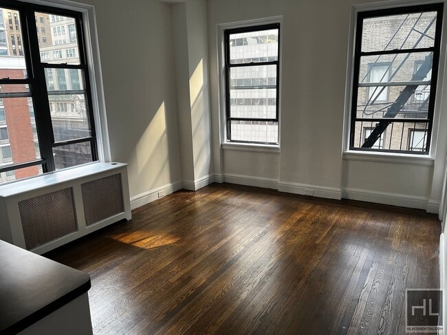 Building Photo - 140 E 46th St