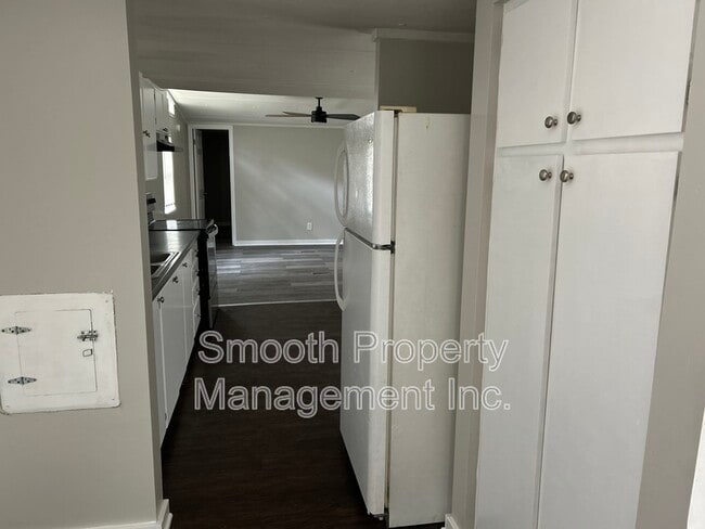 Building Photo - 191 E Oakfield Rd