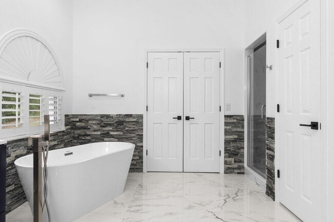 Building Photo - 2120 Lakebreeze Way