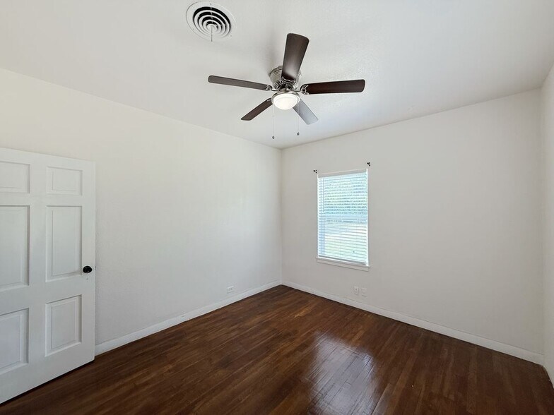 Building Photo - 1214 Sutton Dr