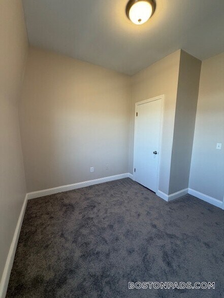 Building Photo - 663 Middle St