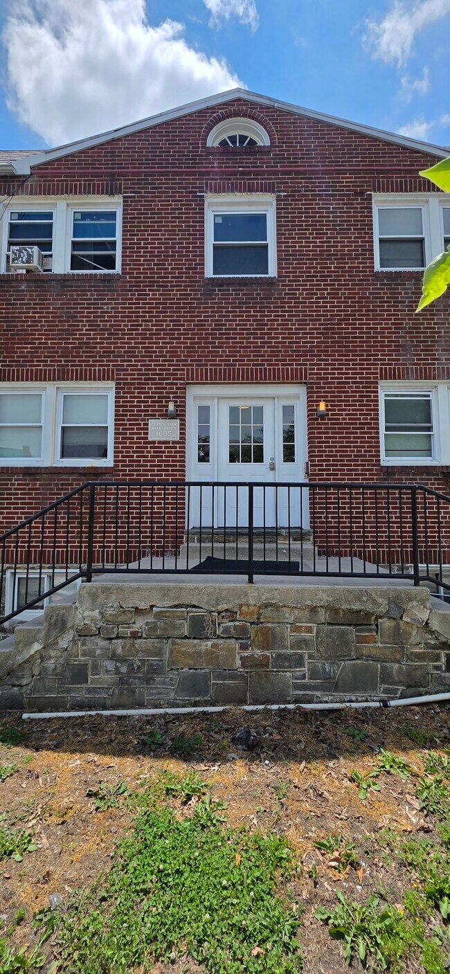 Building Photo - 1605 Homestead St