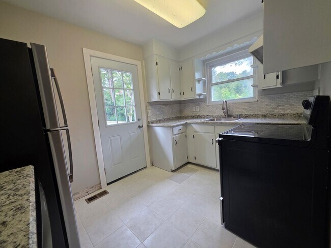 Building Photo - 2412 Bass Ave