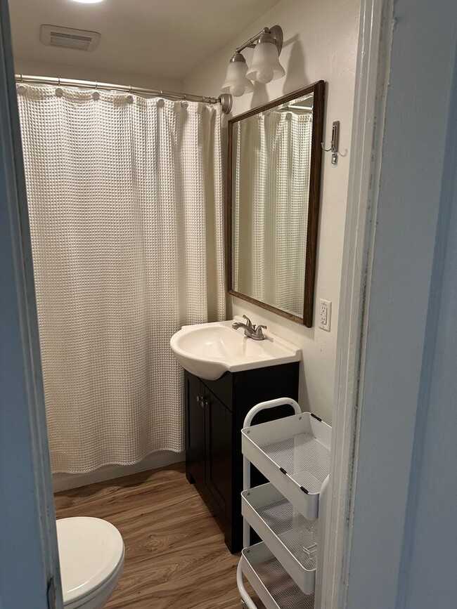 Building Photo - Furnished 2 Bed/1 Bath w/Fenced Yard & Sto...