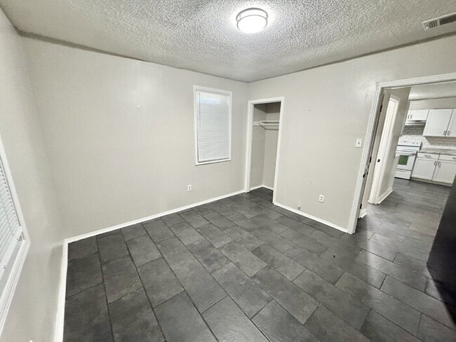 Building Photo - 1862 Farrington St