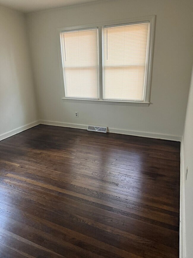 Building Photo - 3 bedroom 1 bathroom house