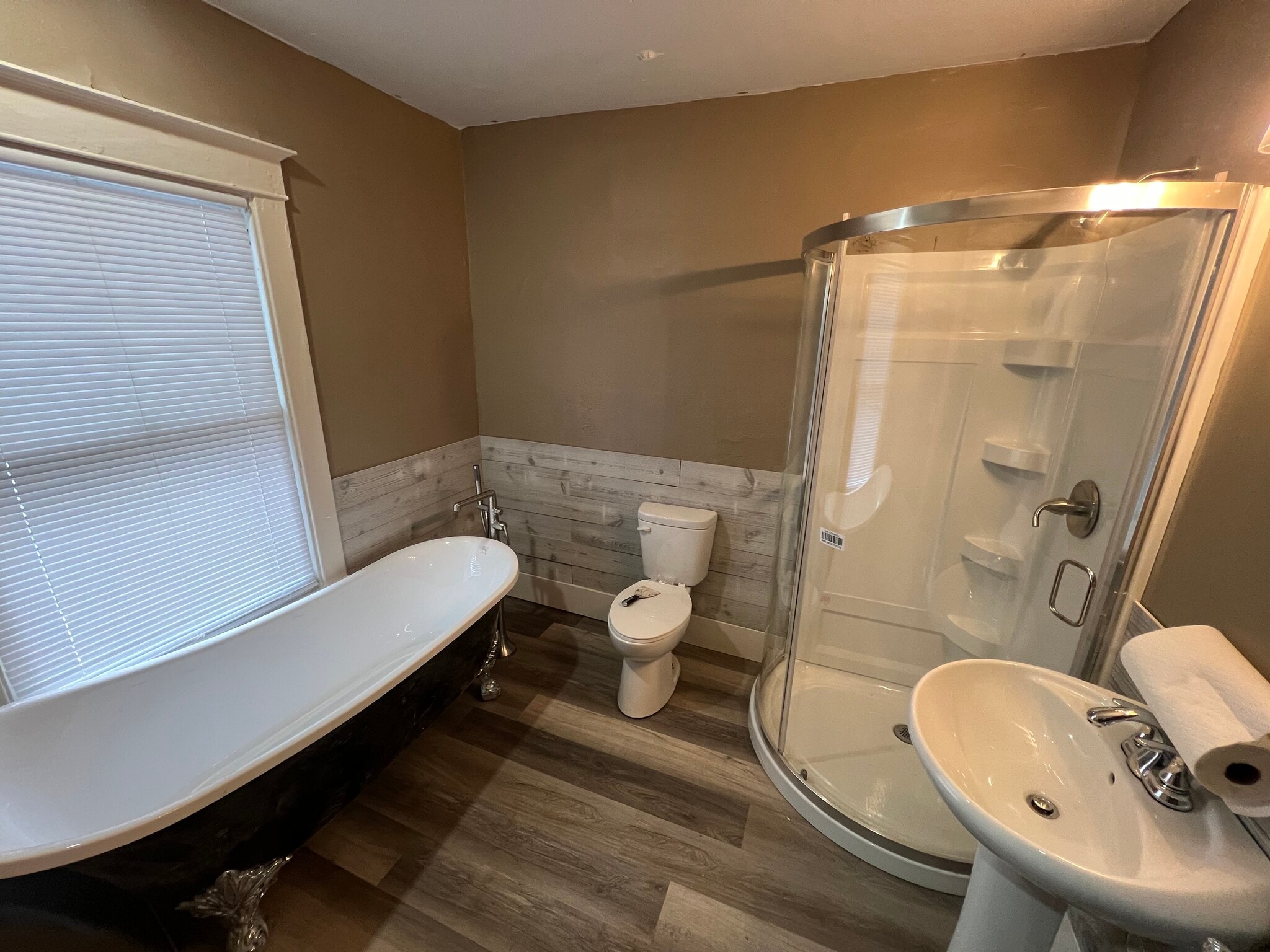 Building Photo - 610 W Armstrong Ave