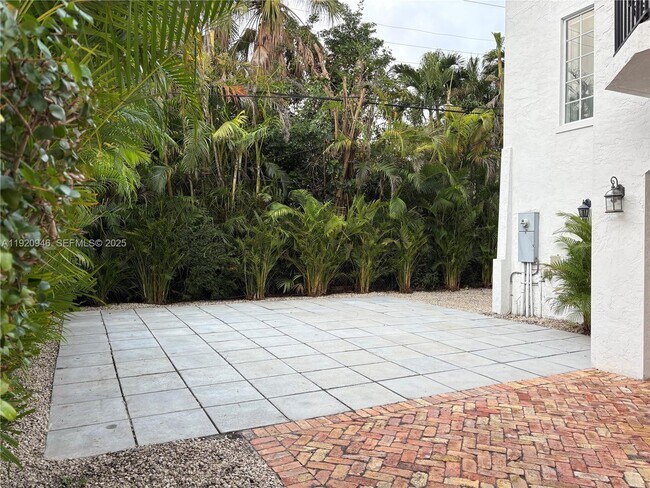 Building Photo - 1916 Ferdinand St