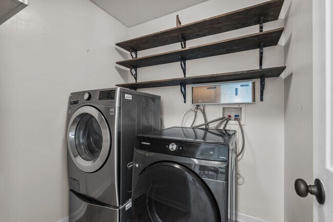 Building Photo - Forest Park