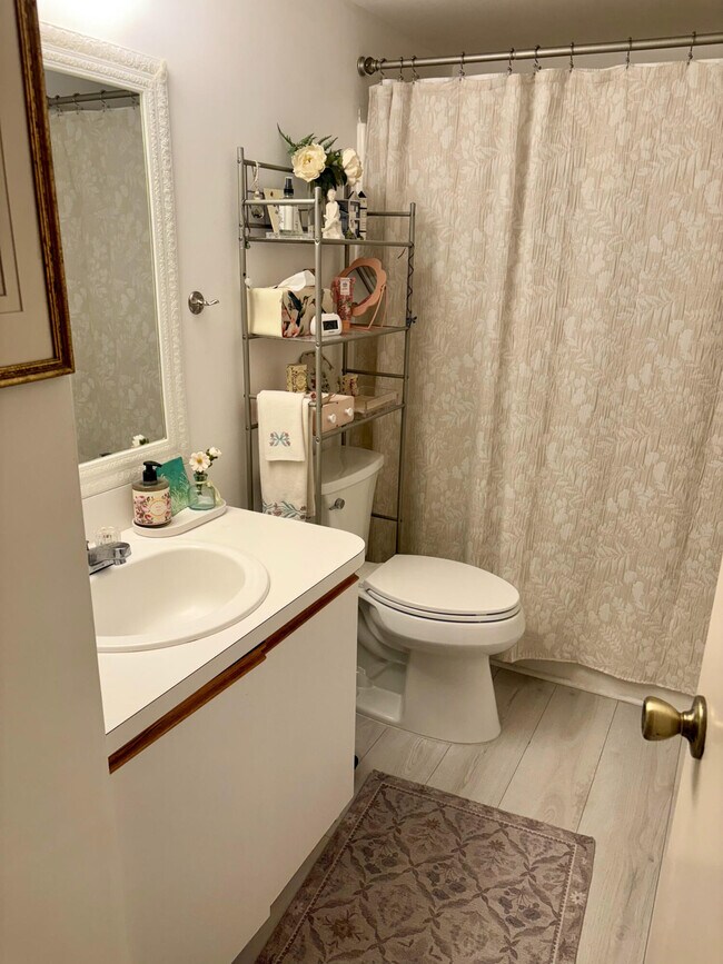 Building Photo - 540 SW South River Dr