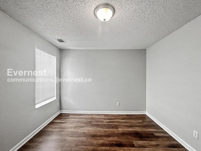 Building Photo - Spacious Home with Garage and Modern Features