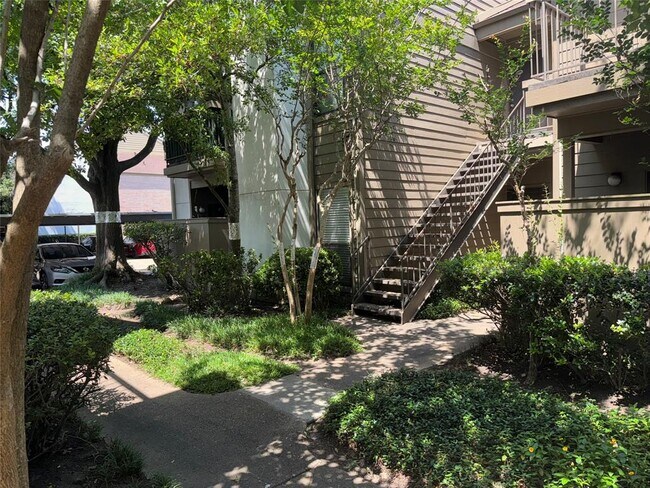 Building Photo - 10049 Westpark Dr