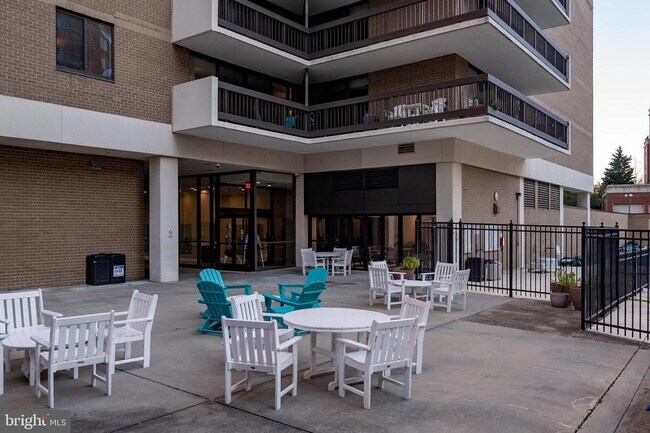Building Photo - 3800 Fairfax Dr
