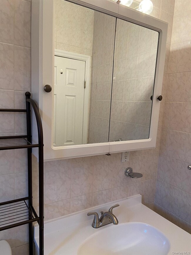 Building Photo - 31-17 Buell St