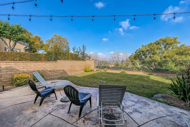 Building Photo - Gorgeous 5 Bedroom Home Behind the Gates i...