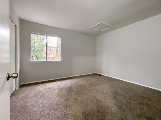 Building Photo - COMING SOON! Charming 2-Bed, 1.5-Bath Retr...