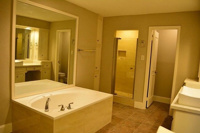 Building Photo - 2127 Manor Green Dr