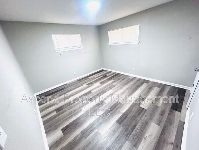 Building Photo - 3341 Pinewood Ave