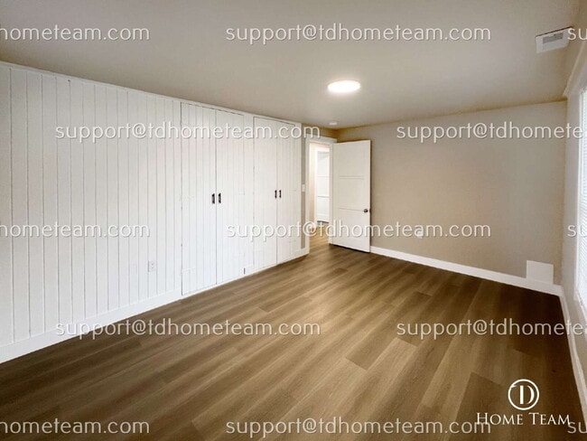 Building Photo - "Charming 4-Bed Haven in Tacoma with Spaci...