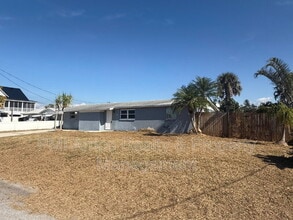 Building Photo - 818 Bayview Dr