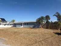 Building Photo - 818 Bayview Dr