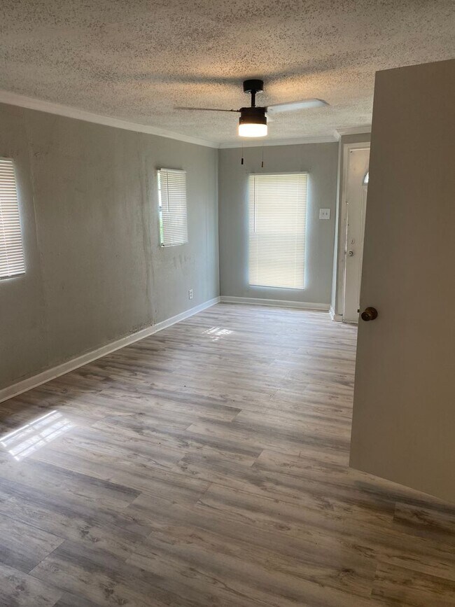 Building Photo - 2 Bedroom Home  with Fenced In Backyard 199.00 first month's rent