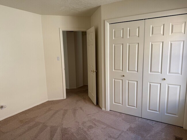 Building Photo - Desirable 3 Bed 2 Bath 2 Car Garage