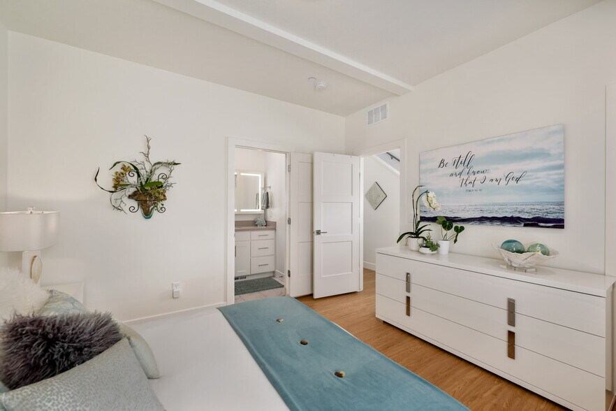 Building Photo - 6988 S Brookhill Dr
