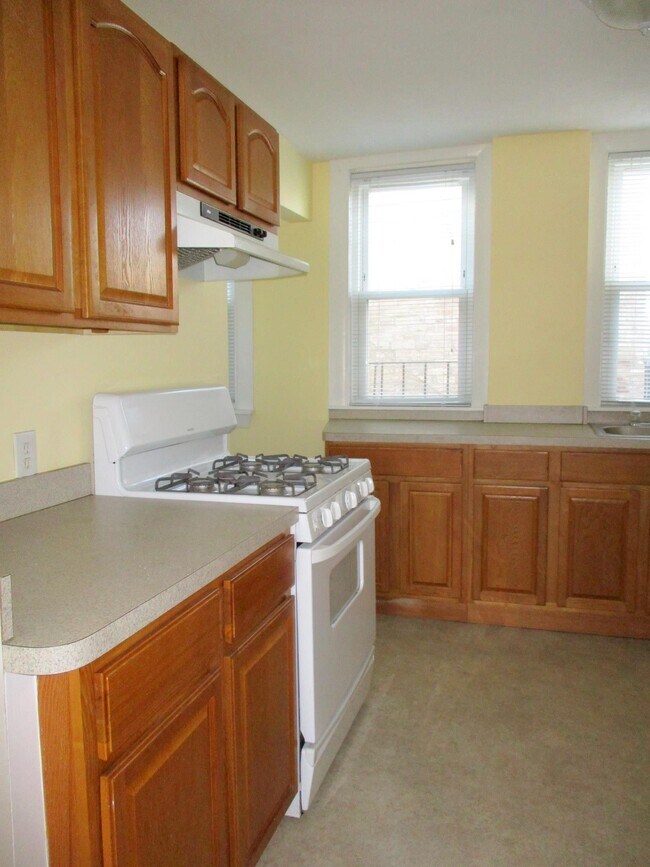 Building Photo - 2 Central St