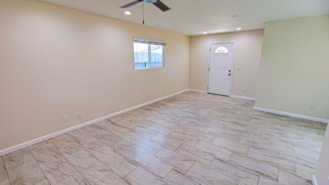 Building Photo - Newly Remodeled 3 Bedroom 2 Bath with Swee...
