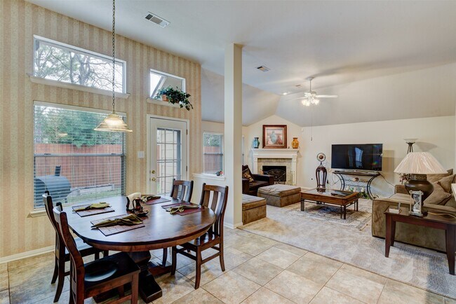 Building Photo - 9022 Westwillow Dr