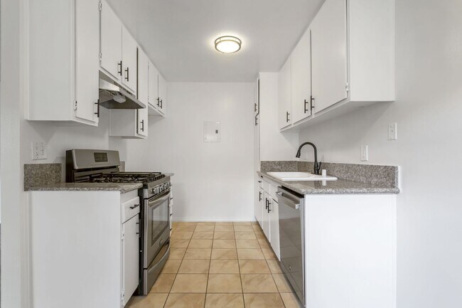 Building Photo - Chatsworth Available Now