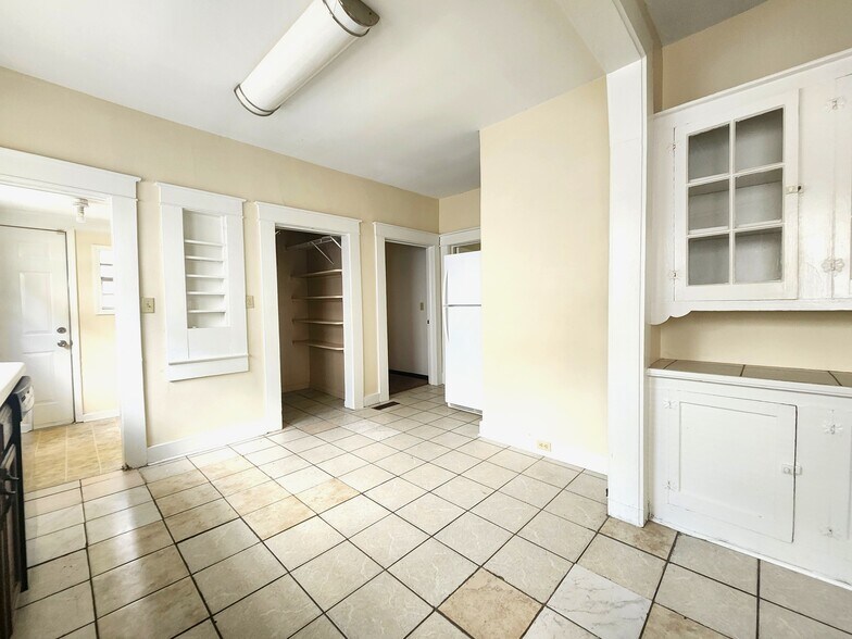 Building Photo - 513 10th Ct S