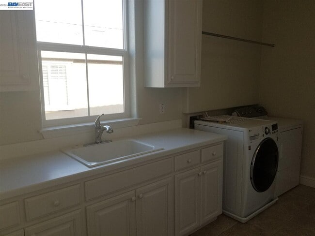 Building Photo - 199 N Alta Dena St