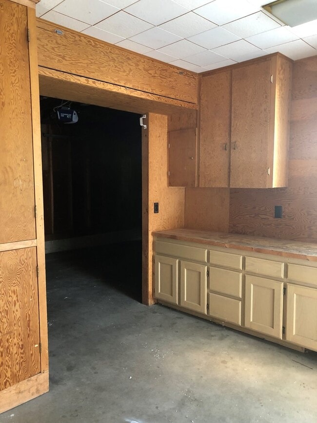 Building Photo - 2 Bed Mid-Century House w/ Garage & Fenced...