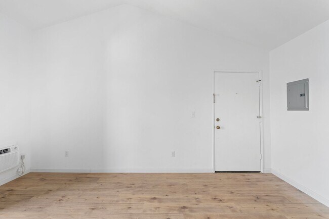 Building Photo - Stunning 1 Bedroom 1 Bath in Dana Point