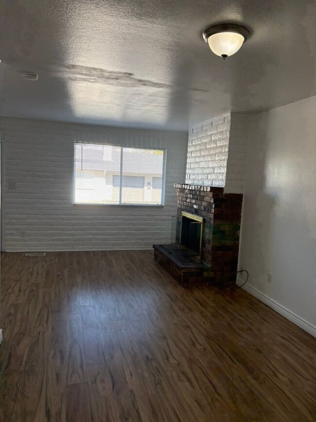 Building Photo - Cozy 2-Bedroom Duplex for Rent!