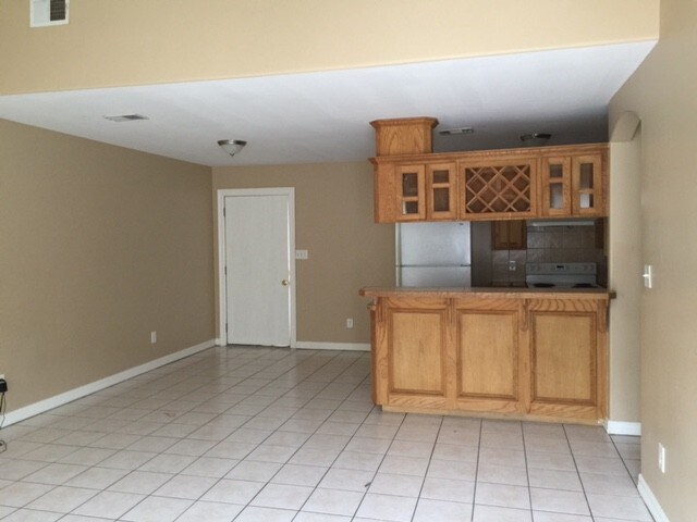 Building Photo - 1604 E Quail St