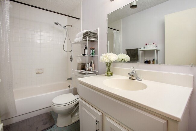 Building Photo - 33 Pond Ave