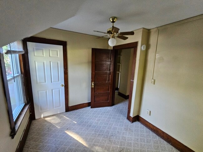 Building Photo - 3 bedroom, 2 bath house